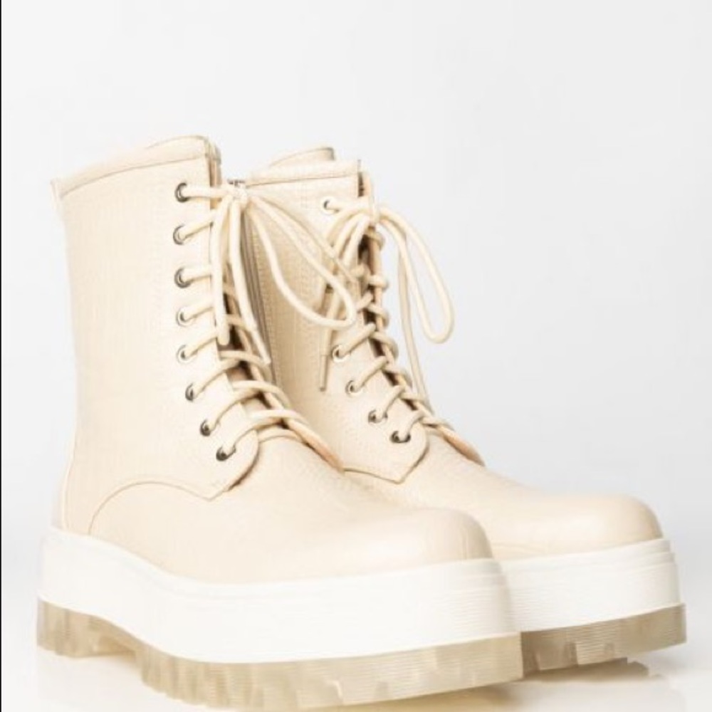 🎊HP🎉 Dolls Kill Ivory Chelsea Vegan Crocodile Leather Lace Up Flat Boots - Picture 2 of 5